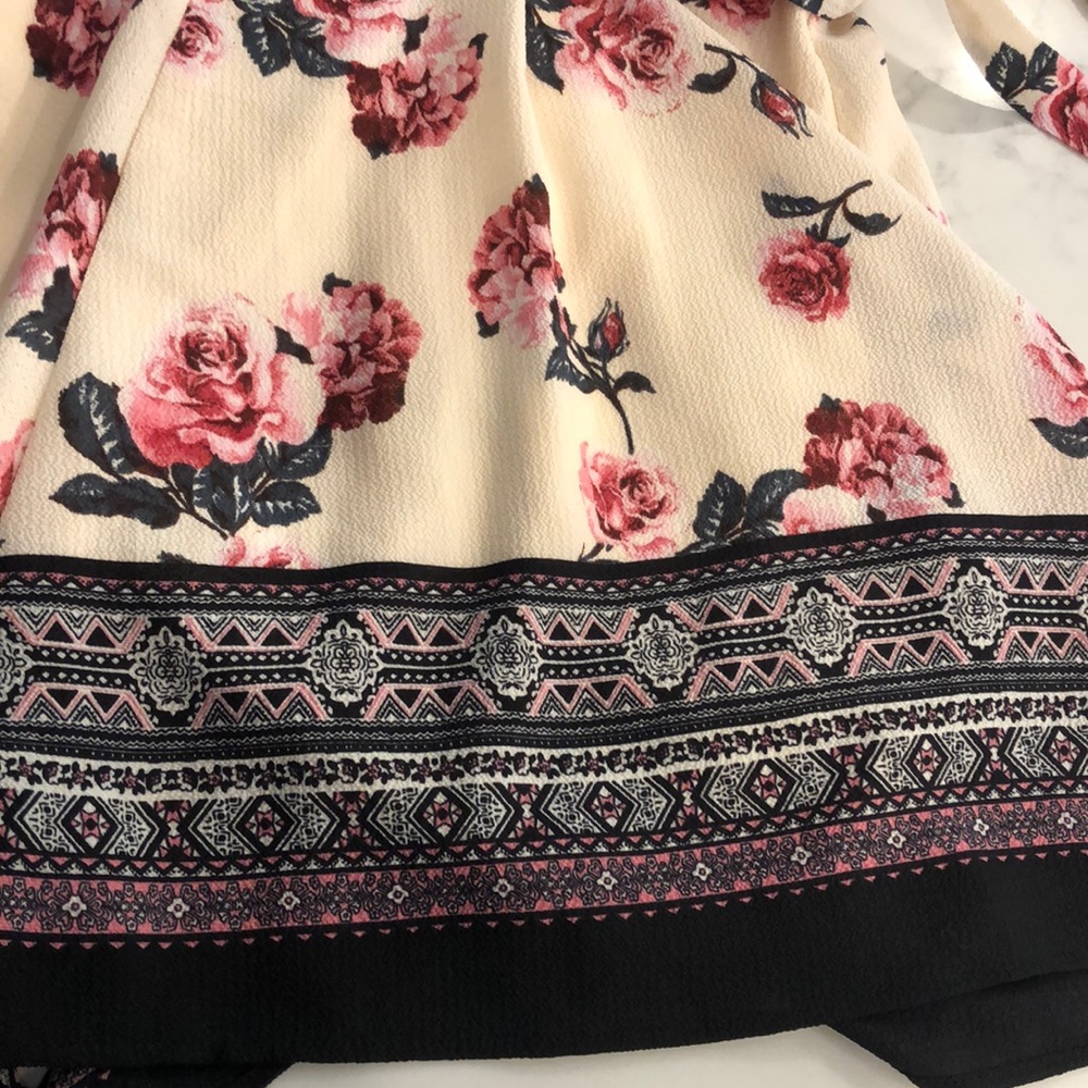 New without tags Francesca’s floral romper - large - Picture 2 of 10